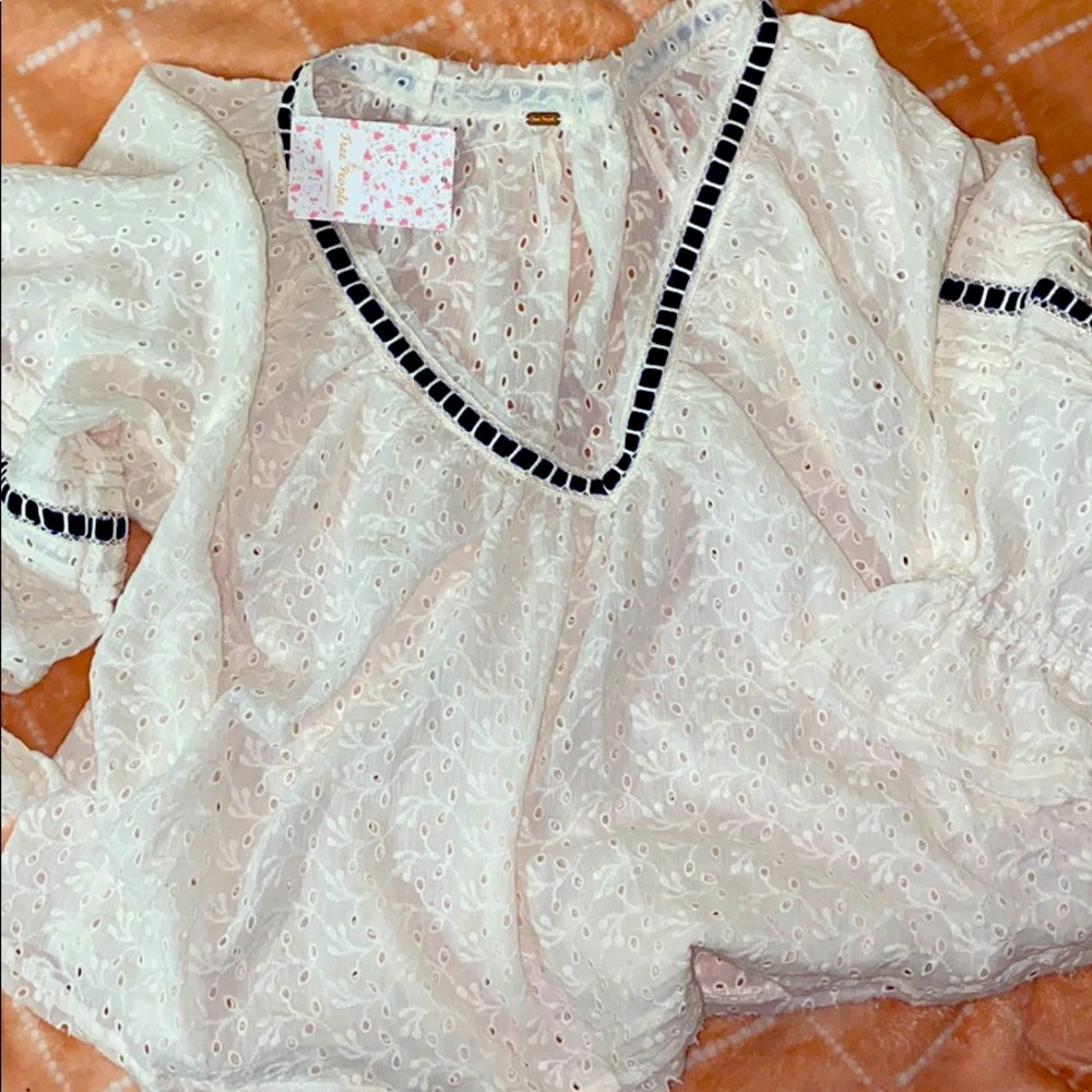 🕊BNWT Free people Peasant top 🕊